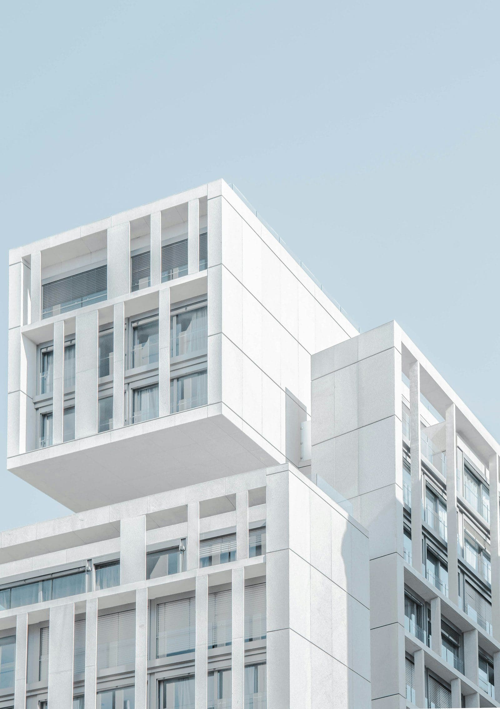 Edificio residencial moderno blanco contra cielo claro